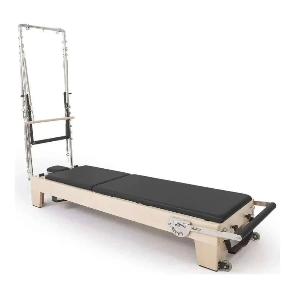 Reformer Pilates en bois avec tour empilable Horizon, illustration du guide « Reformer bois ou aluminium : le comparatif pour bien choisir »